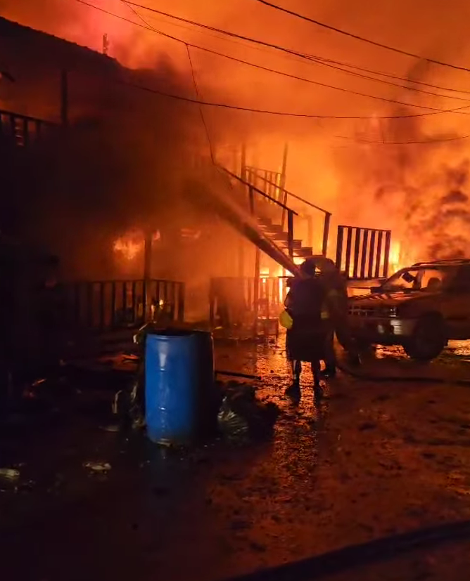 Policemen hailed as heroes for rescuing four children from burning building